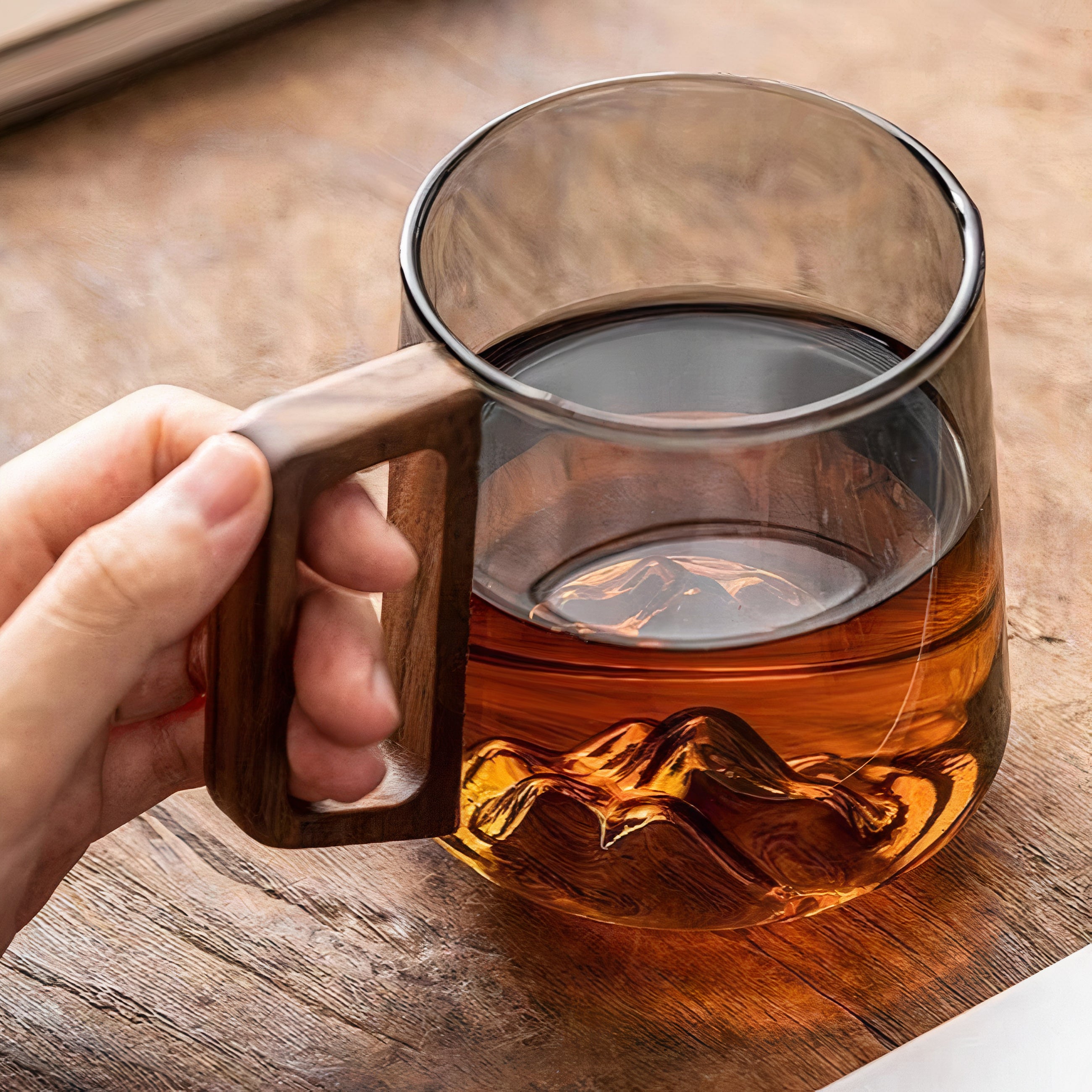 Rauchgraue, abgeschrägte Kaffeetassen aus Glas mit Walnussgriff