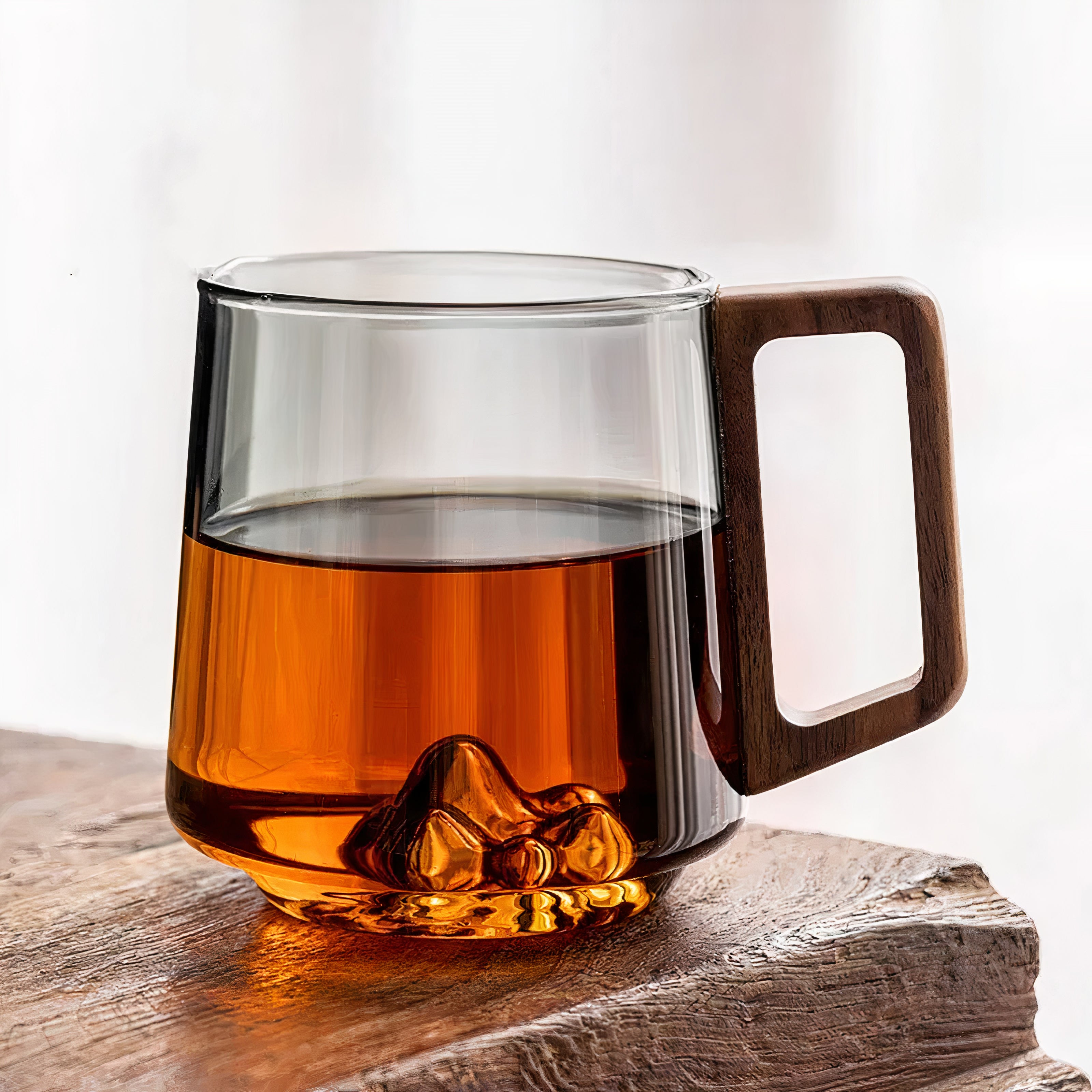 Rauchgraue, abgeschrägte Kaffeetassen aus Glas mit Walnussgriff