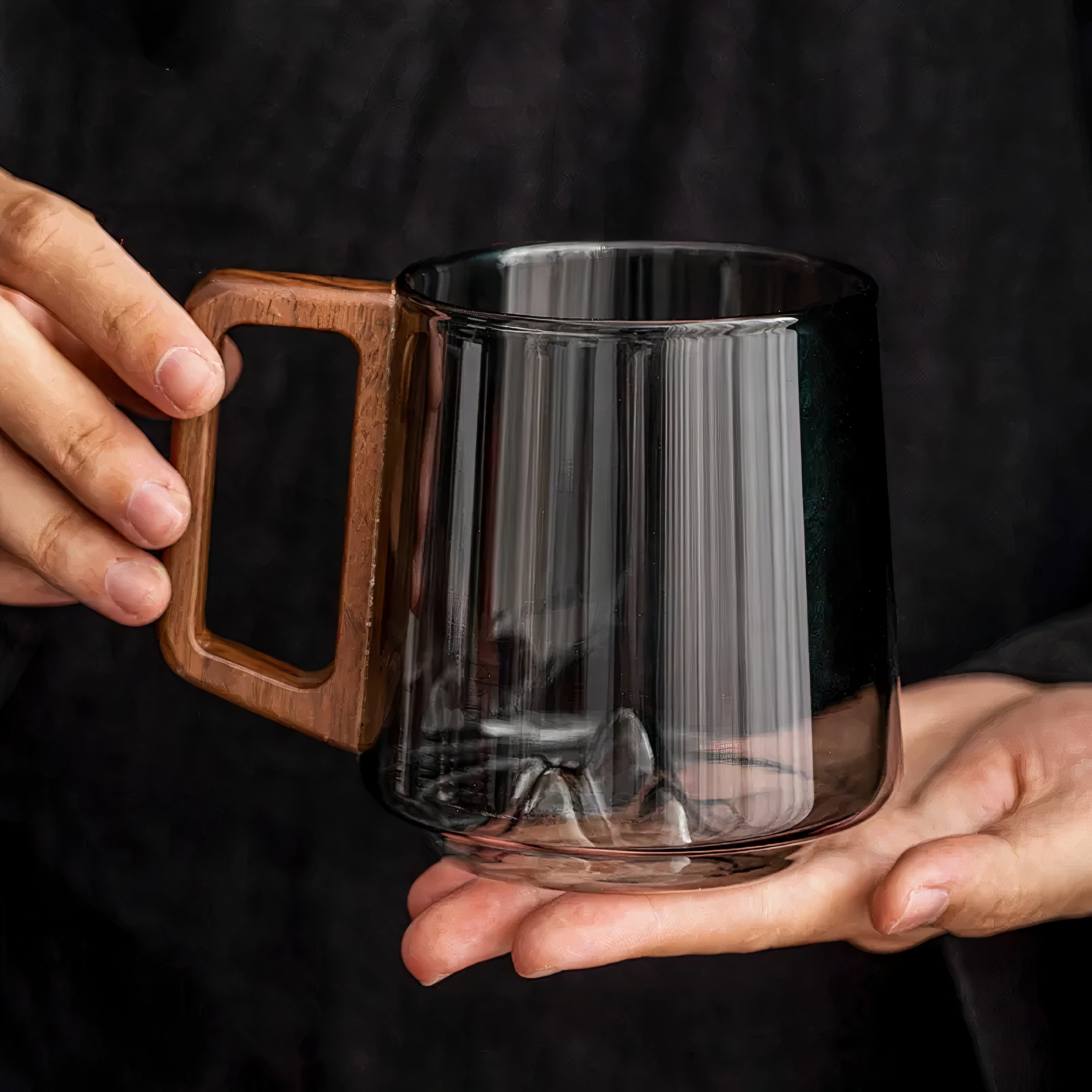 Rauchgraue, abgeschrägte Kaffeetassen aus Glas mit Walnussgriff