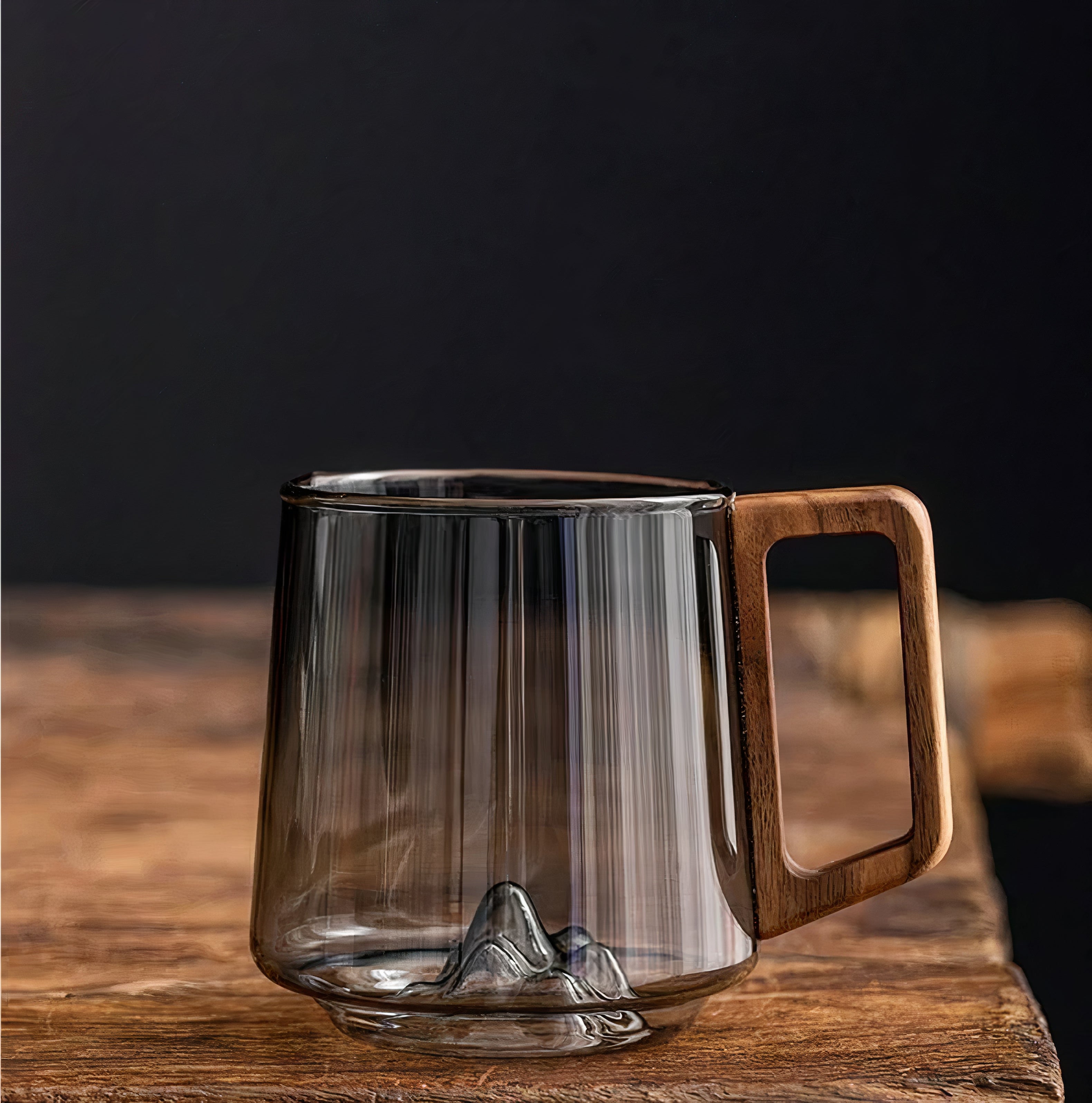 Rauchgraue, abgeschrägte Kaffeetassen aus Glas mit Walnussgriff