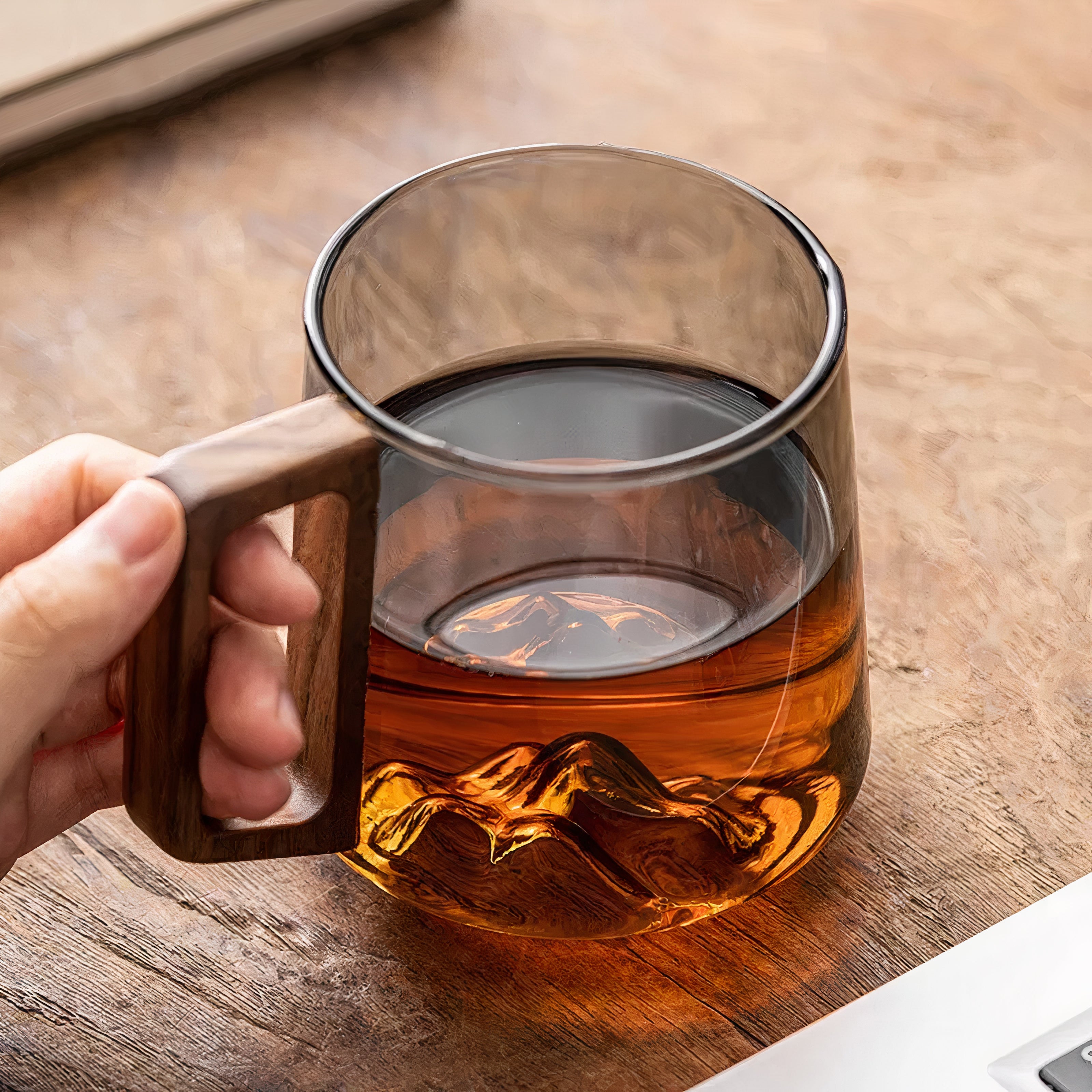 Rauchgraue, abgeschrägte Kaffeetassen aus Glas mit Walnussgriff