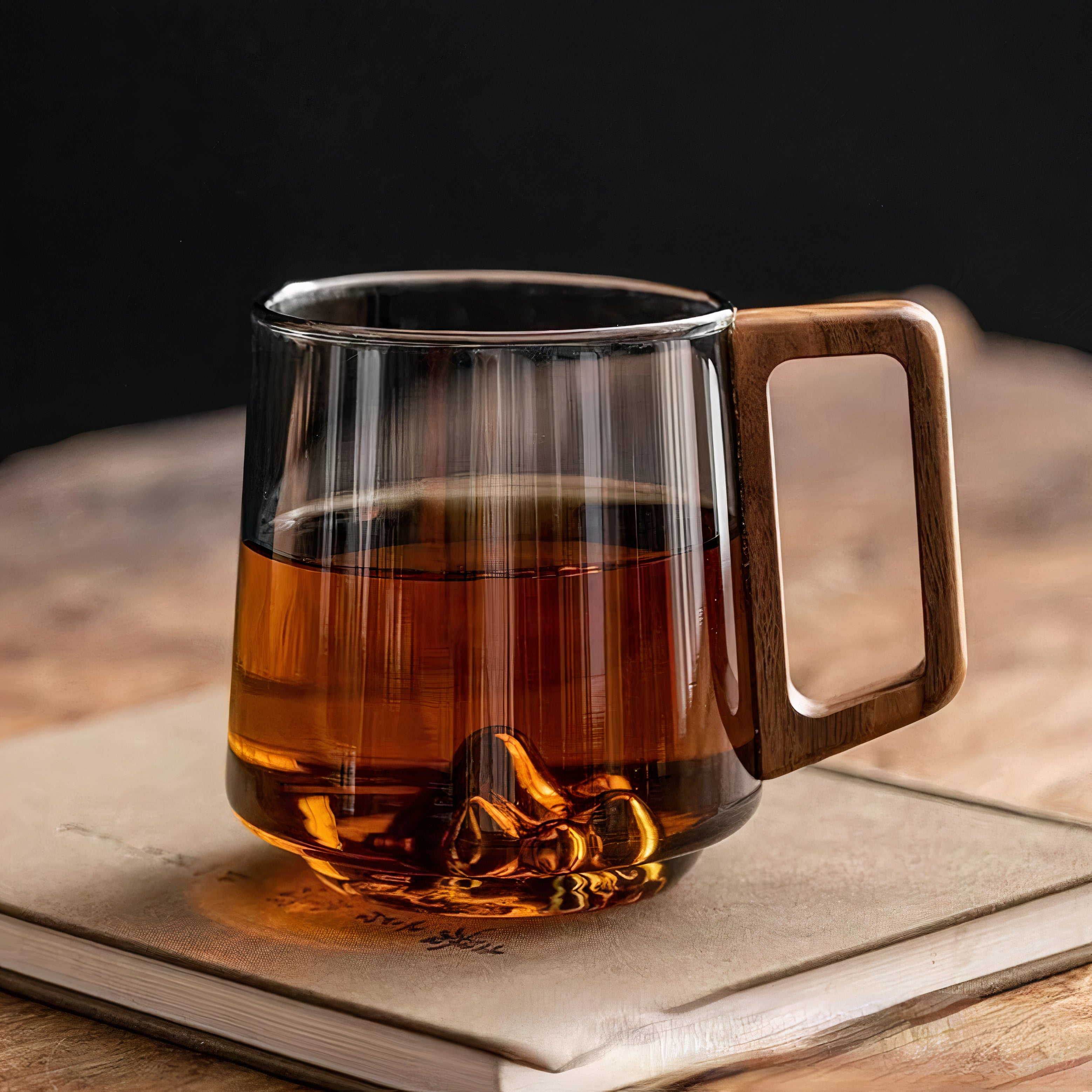 Rauchgraue, abgeschrägte Kaffeetassen aus Glas mit Walnussgriff