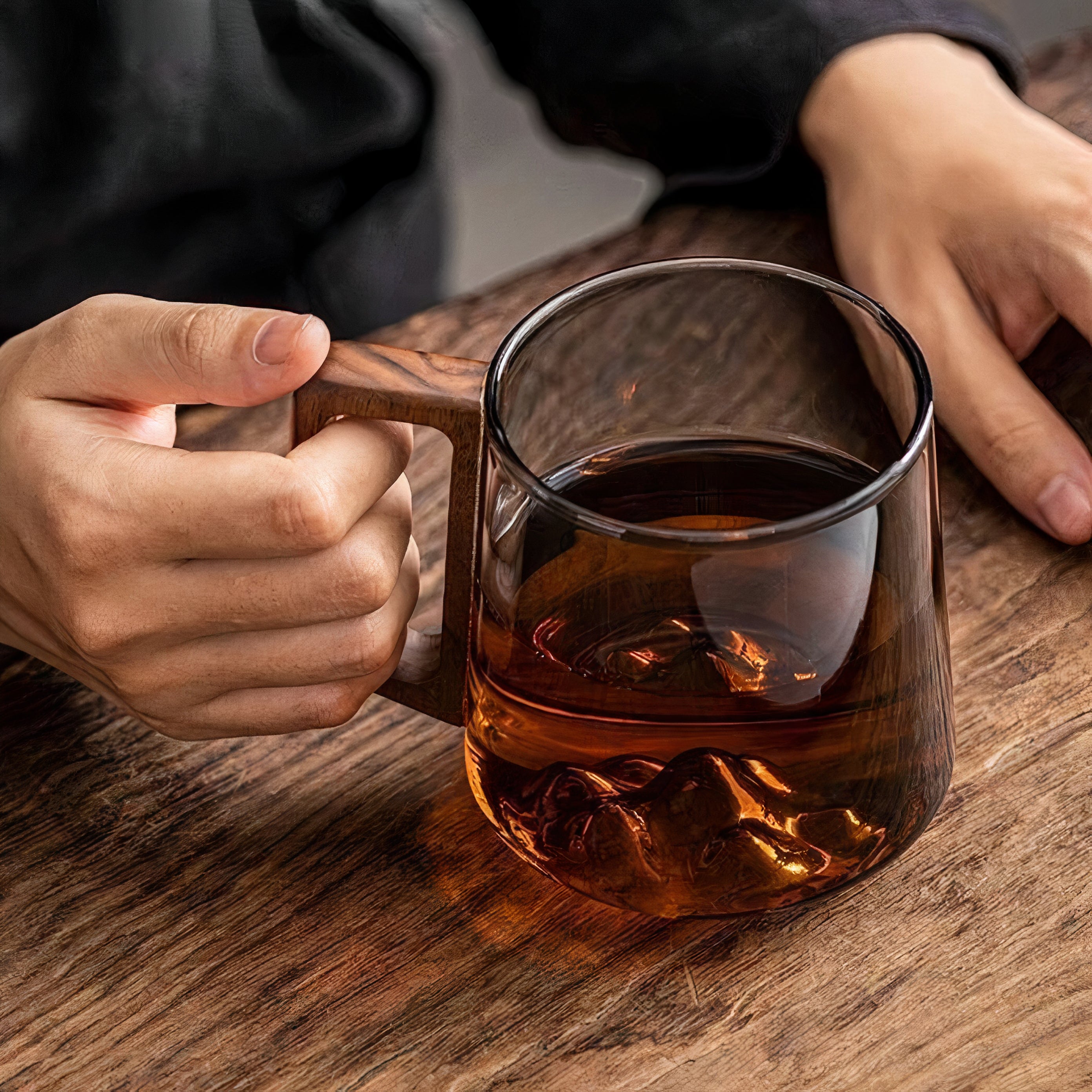 Rauchgraue, abgeschrägte Kaffeetassen aus Glas mit Walnussgriff