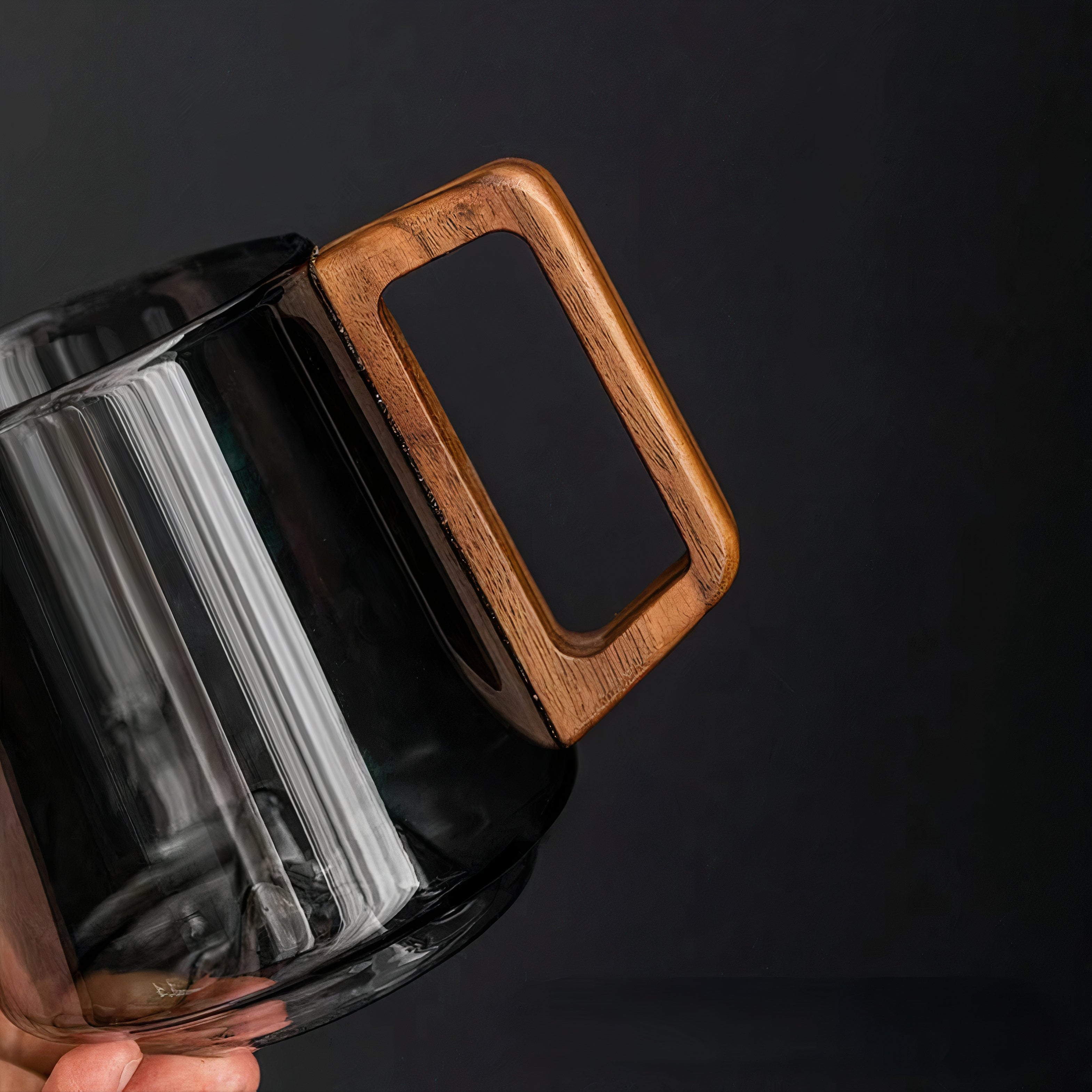 Rauchgraue, abgeschrägte Kaffeetassen aus Glas mit Walnussgriff