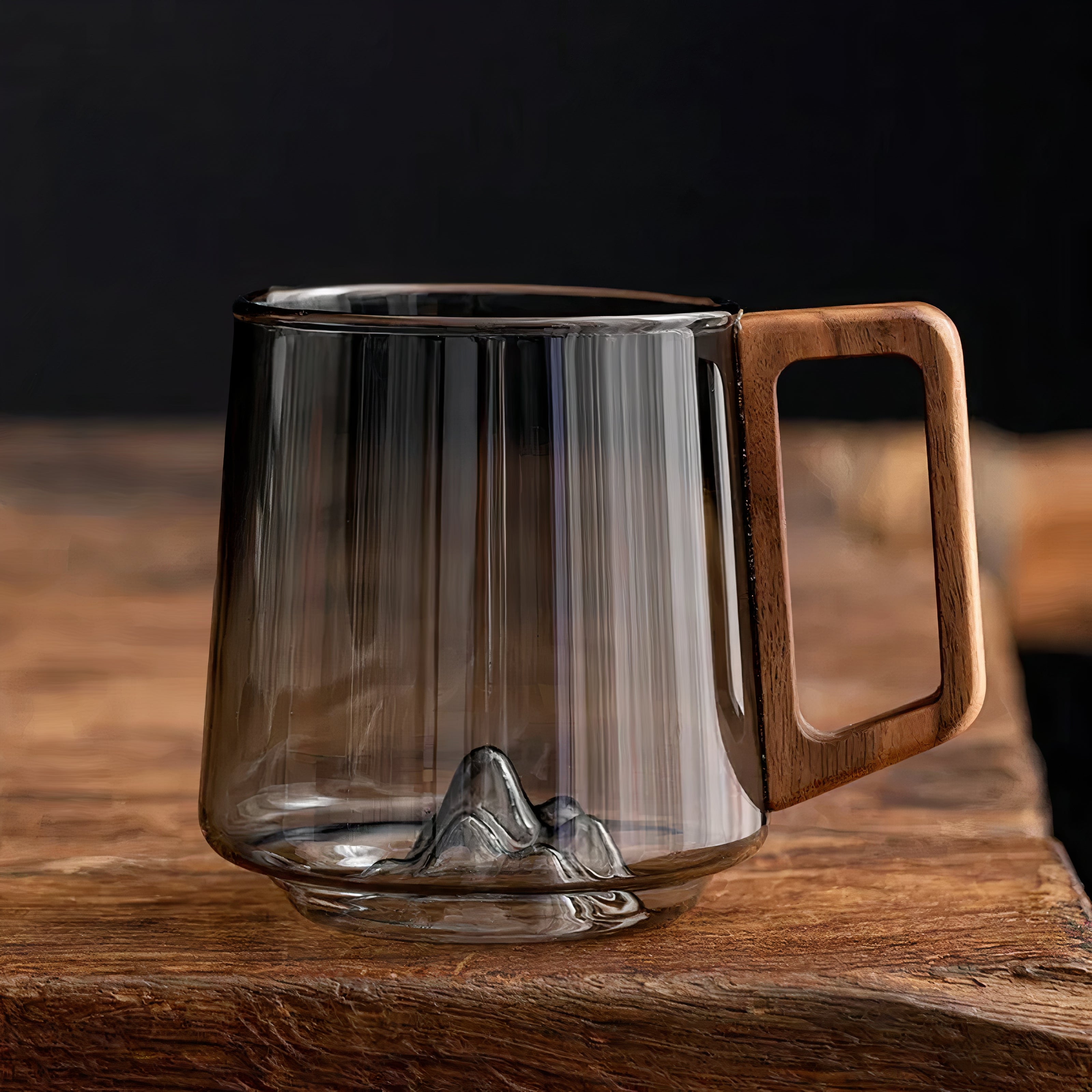 Rauchgraue, abgeschrägte Kaffeetassen aus Glas mit Walnussgriff