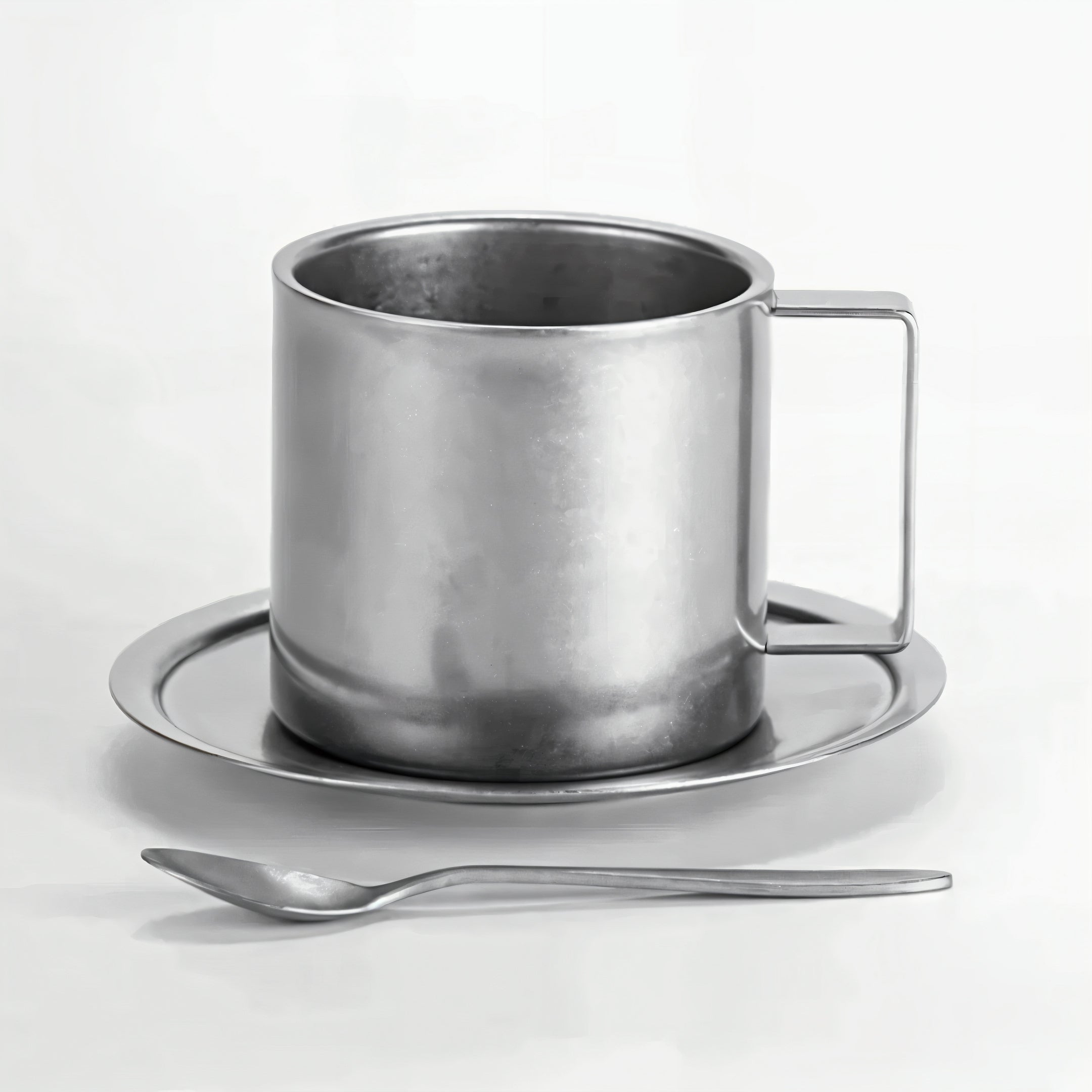Kaffeetasse aus Edelstahl mit passender Untertasse und Löffel