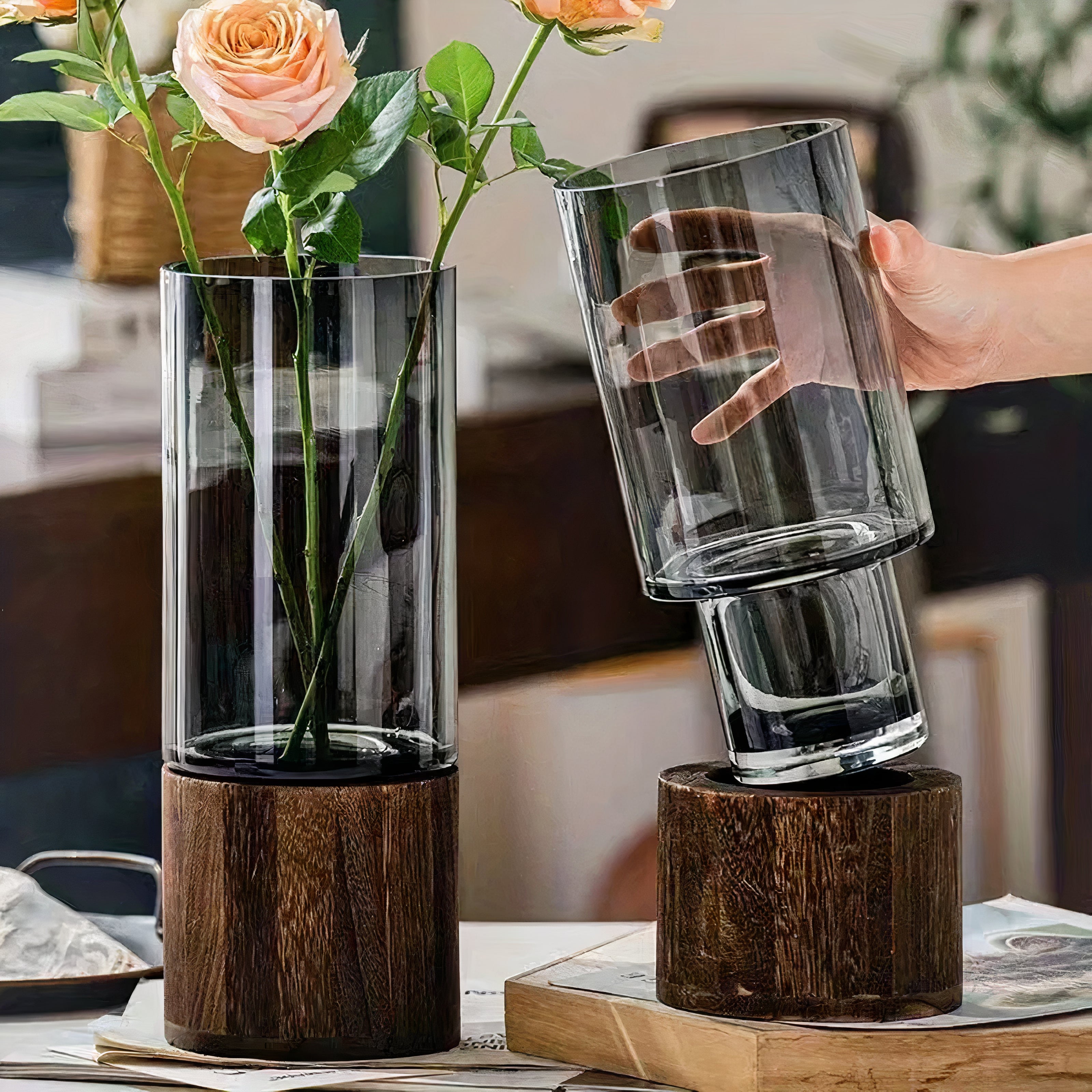 Vaso in vetro grigio fumo nordico con supporto in legno
