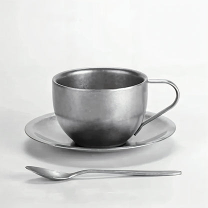 Kaffeetasse aus Edelstahl mit passender Untertasse und Löffel